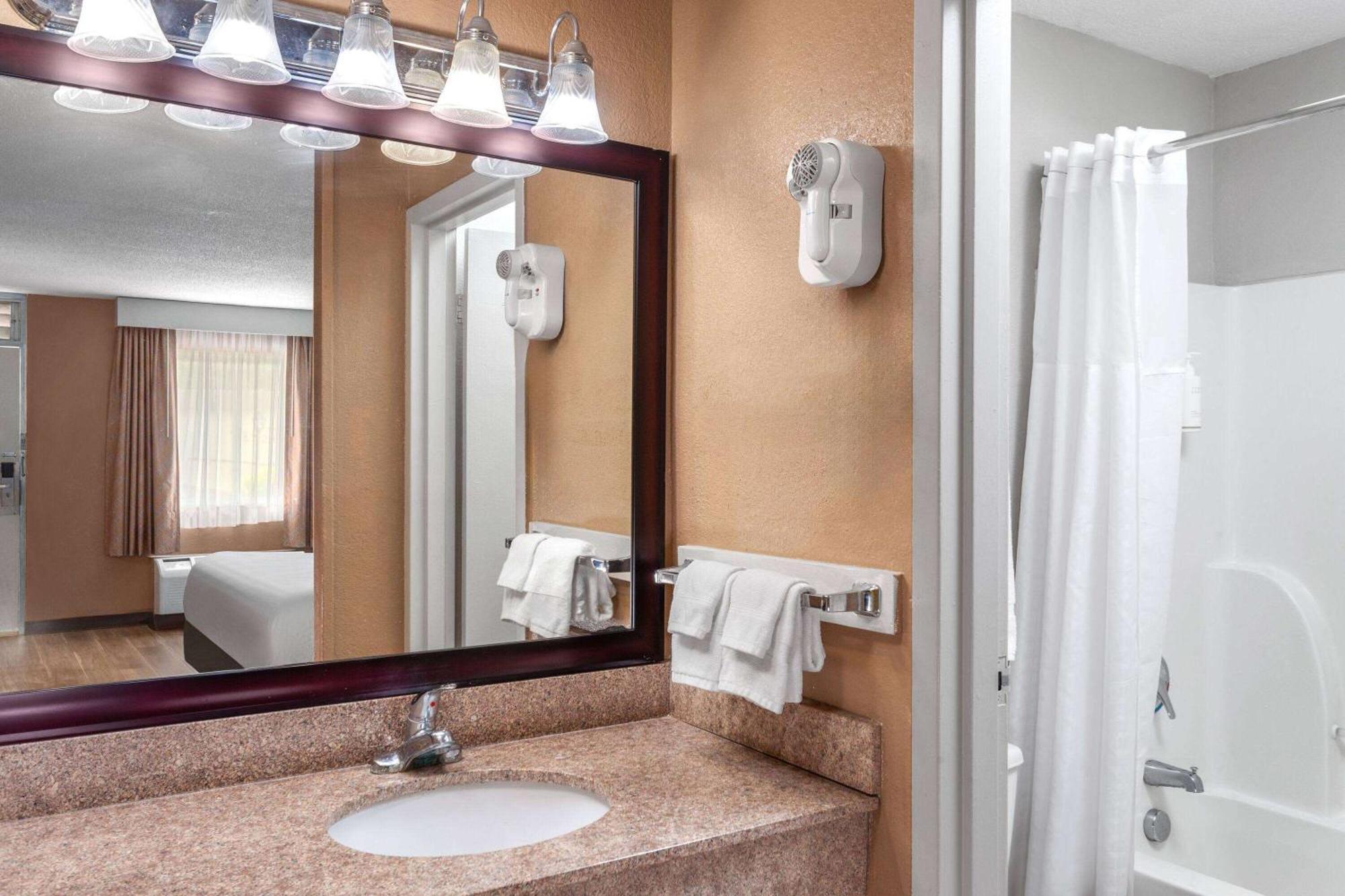 Days Inn By Wyndham Shelby Extérieur photo