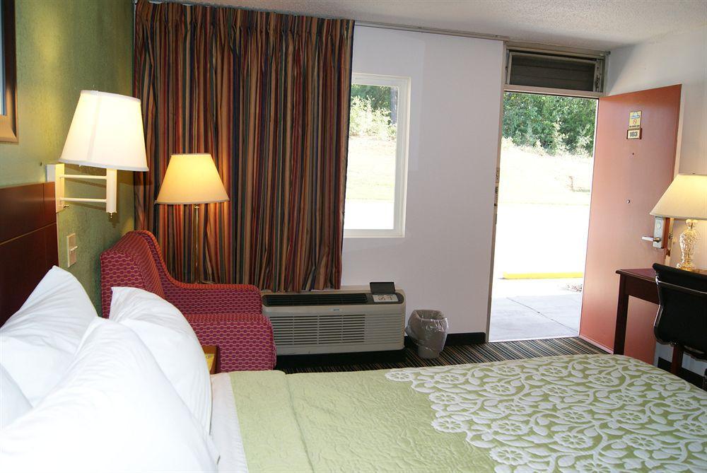 Days Inn By Wyndham Shelby Extérieur photo